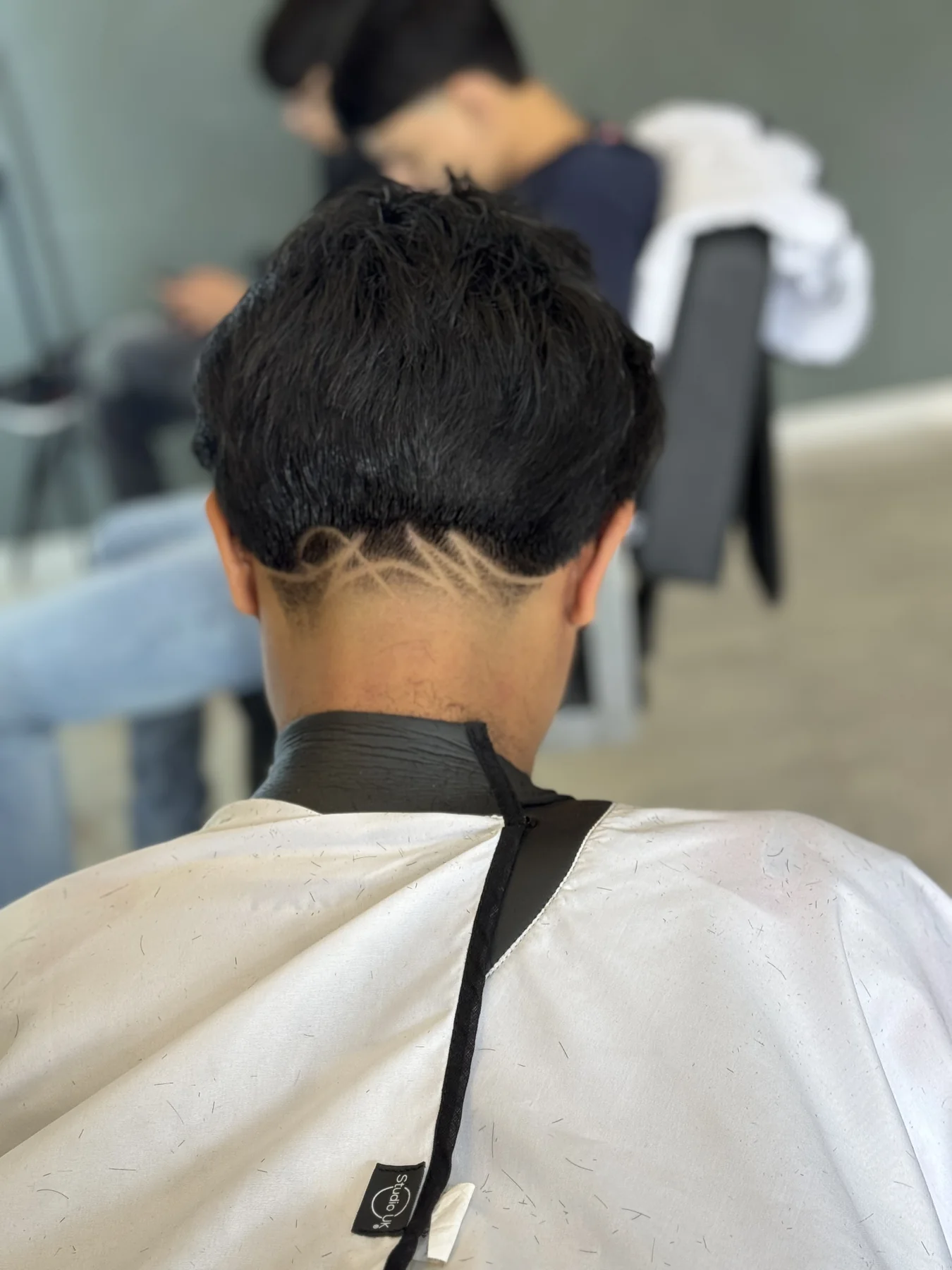 Diseño personalizado en la nuca realizado en Cultura Nuestra