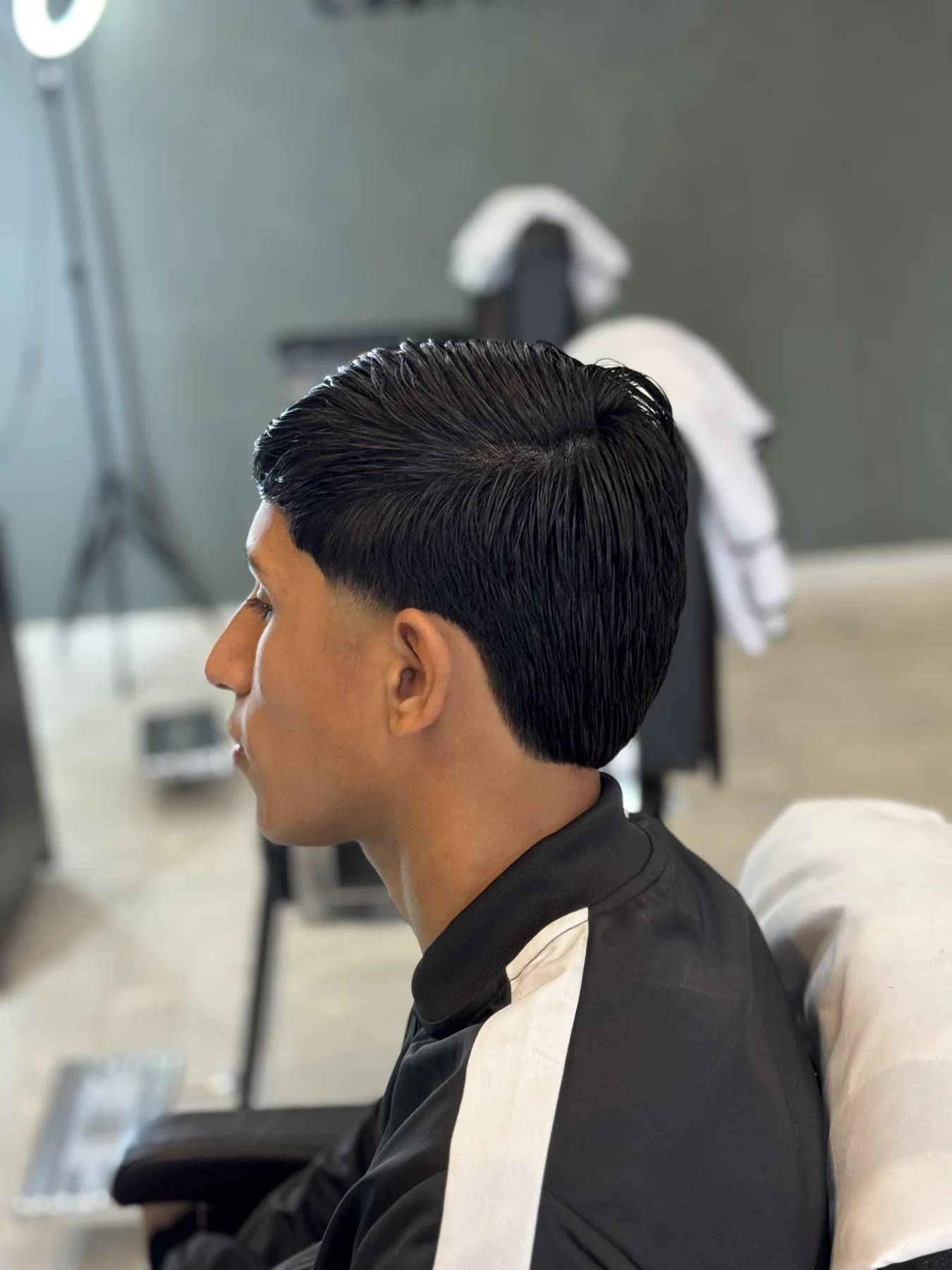 Corte clásico peinado con terminación precisa