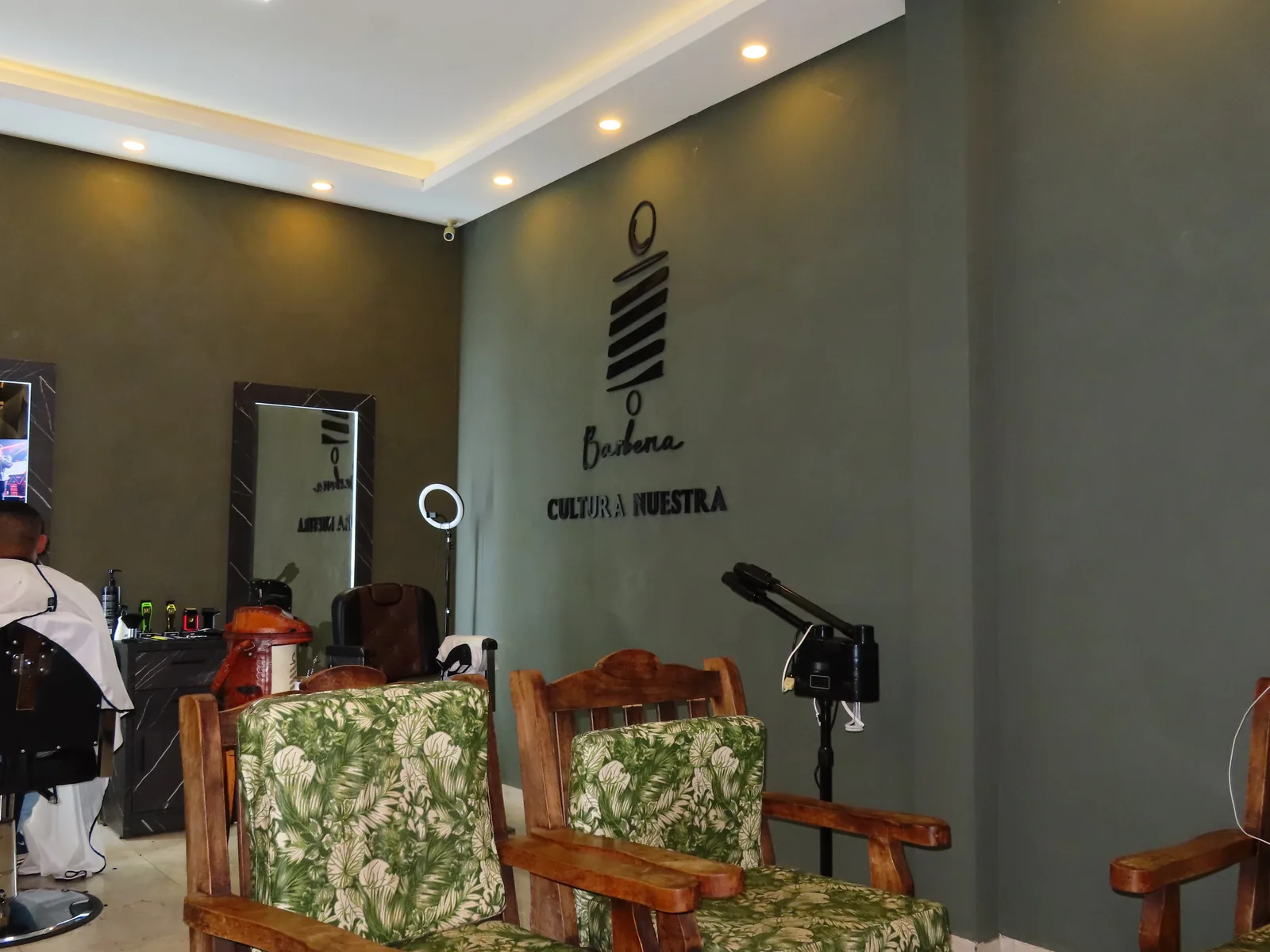 Interior y puestos de Barbería Cultura Nuestra
