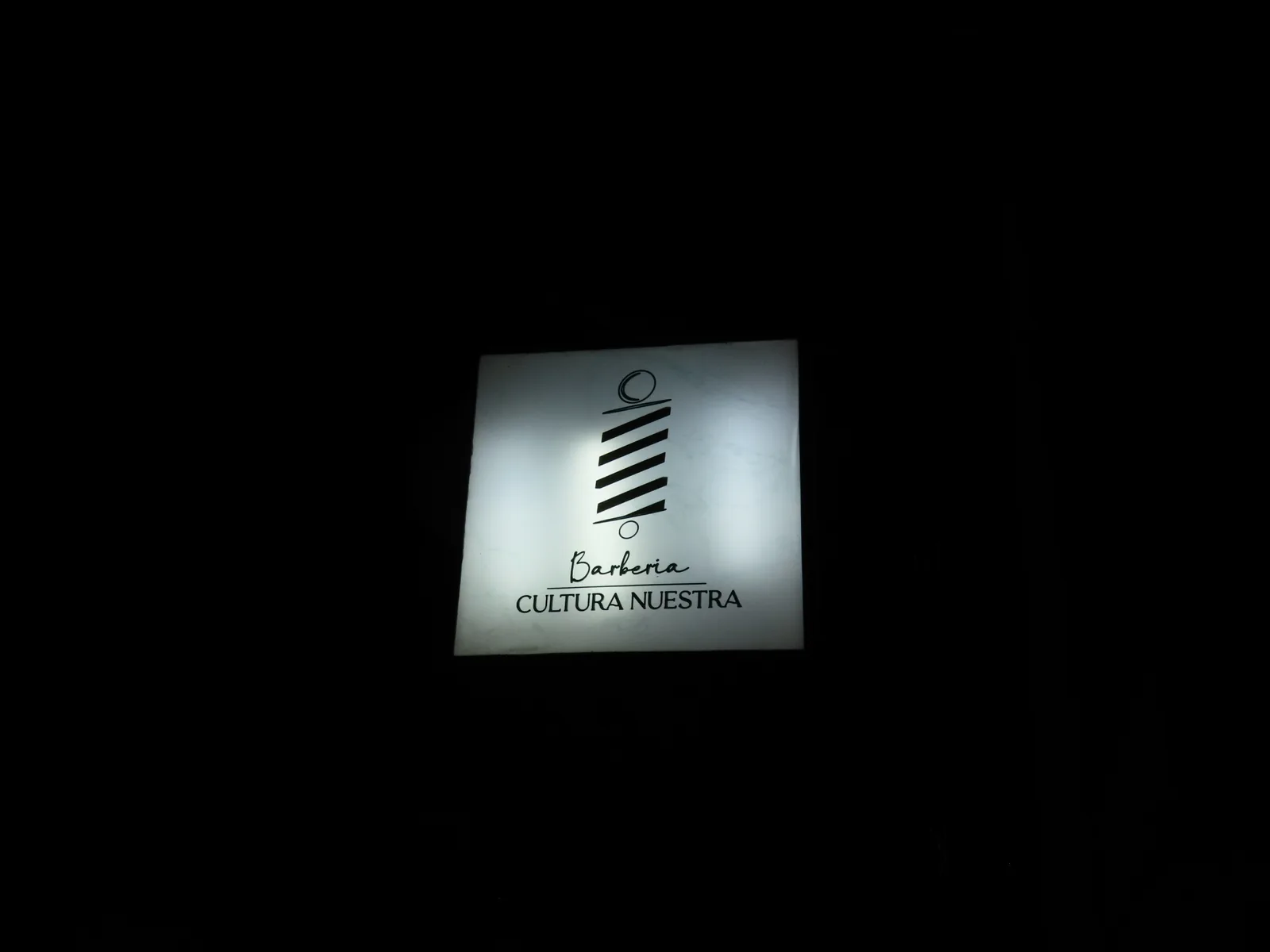Cartel exterior de Barbería Cultura Nuestra